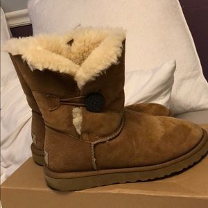 Baily button uggs size 7 good condition